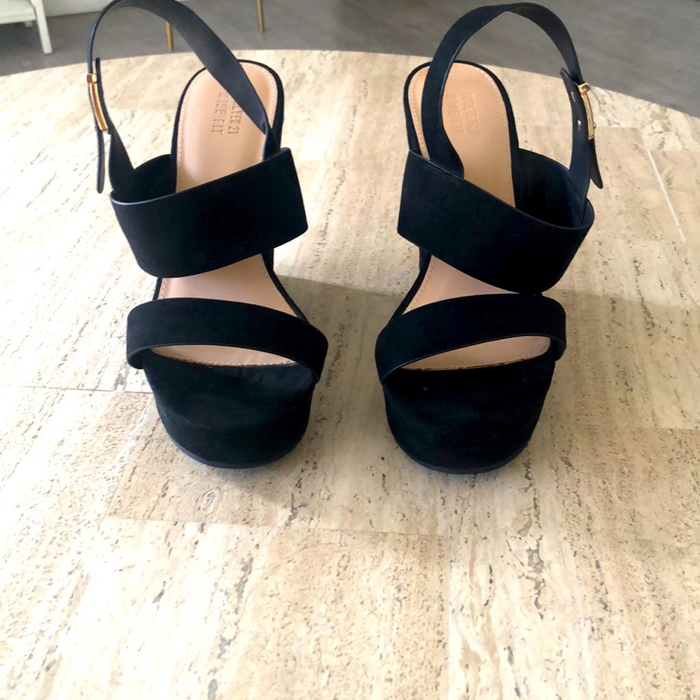 Black wedges